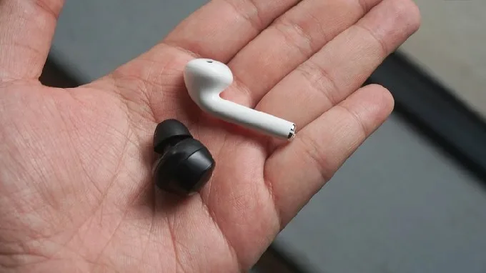 Hình dạng thiết kế AirPods và Galaxy Buds
