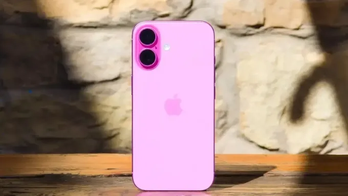 iPhone 16 có thiết kế dày và nặng hơn đôi chút (7.8mm, 170g), nhưng bù lại sử dụng kính Ceramic Shield cứng cáp ở mặt trước