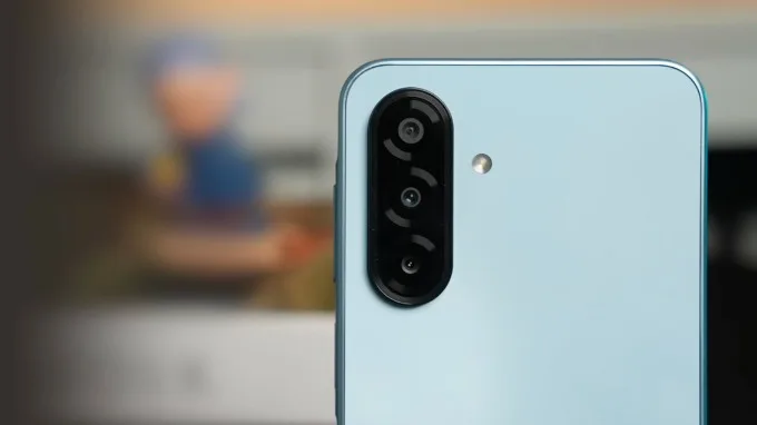 Camera là khía cạnh mà Galaxy A17 4G vượt trội rõ rệt so với Redmi 15 4G