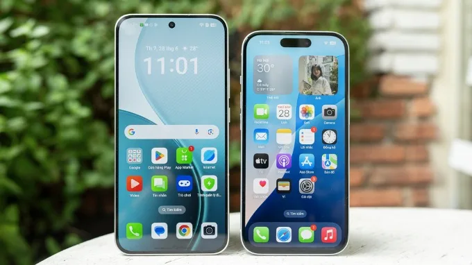 Màn hình hiển thị của OPPO Reno 14 và iPhone 15