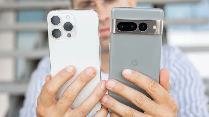 Thiết kế của iPhone 15 Pro Max và Google Pixel 7 Pro