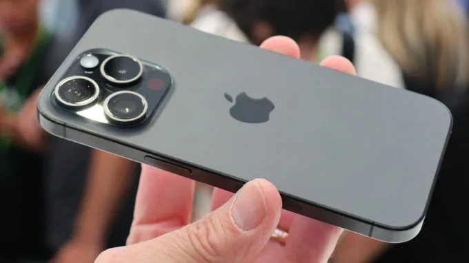 Kiểm tra ngoại hình của iPhone 15 Pro Max cũ