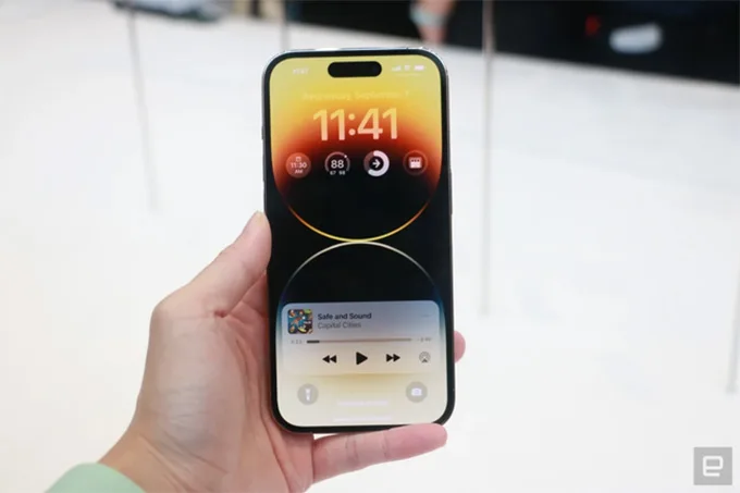 So sánh chi tiết iPhone 14 Pro Max và Galaxy Z Fold 4: tấm nền