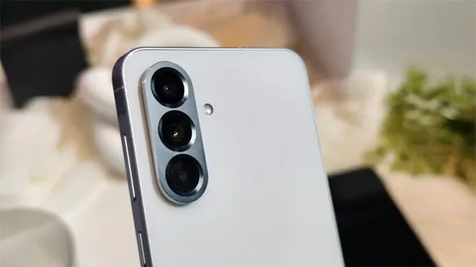 Galaxy A56 có cảm biến chính 50MP với OIS, camera siêu rộng 12MP và ống kính macro 5MP