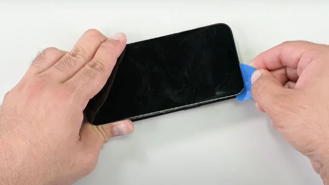 Dùng miếng nhựa để tháo màn hình iPhone 15 Pro Max