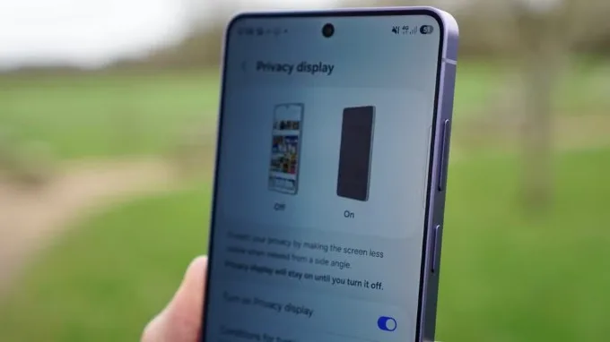 So sánh Samsung Galaxy S26 Ultra và Galaxy S26 Plus về Privacy Display