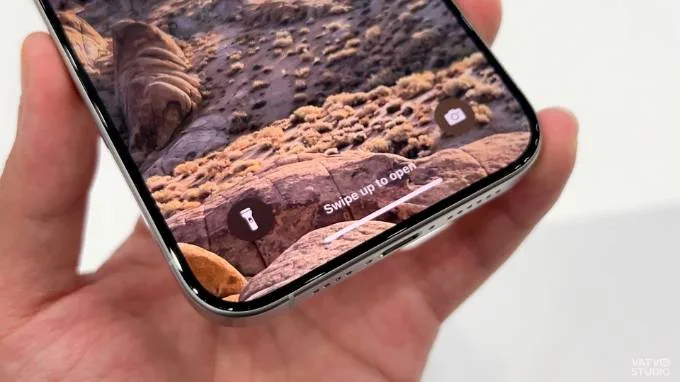 Cận cảnh viền màn hình siêu mỏng trên iPhone 15 Pro Max