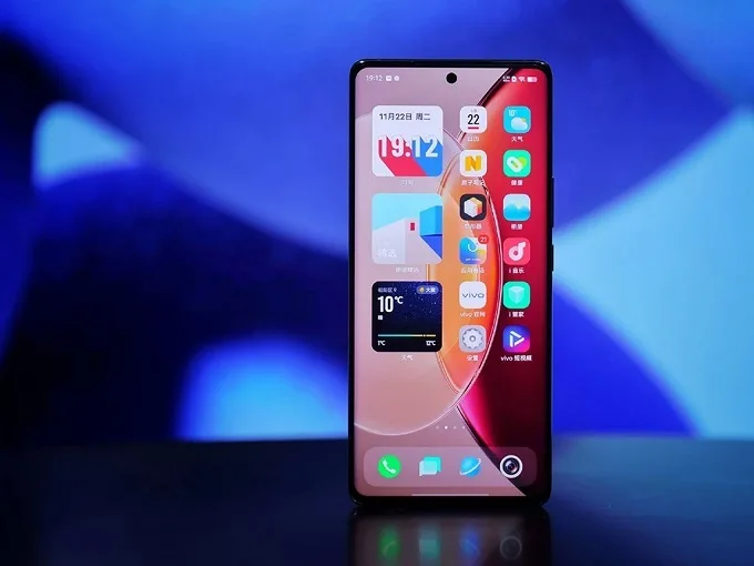 Màn hình Vivo X90 Pro Plus rõ ràng chiếm ưu thế hơn khi sở hữu tấm nền AMOLED 6.78 inch