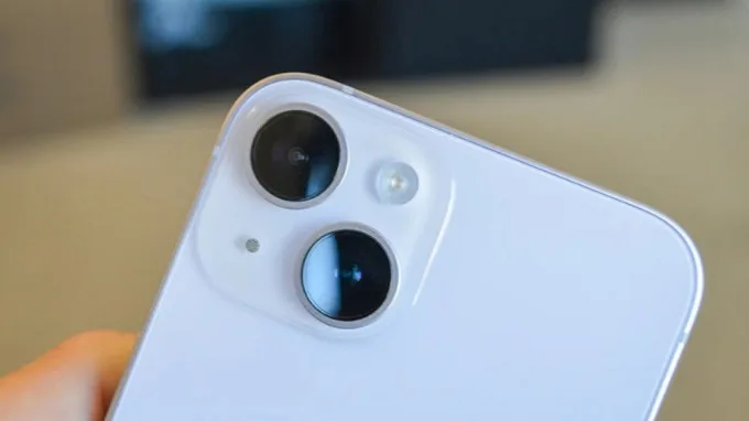 Cụm camera kép trên iPhone 15