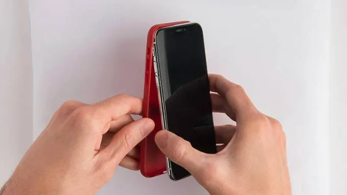 Tháo ốp lưng khi sử dụng iPhone 11 Pro Max