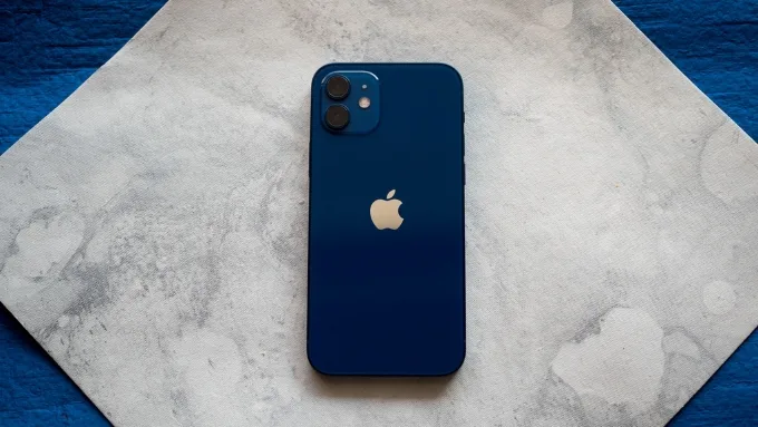 iPhone 12 từng ghi nhận tình trạng màn hình xuất hiện ám xanh (green tint)