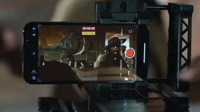 Sử dụng giá đỡ có chân đế chuyên dụng để quay video trên iPhone 15 Pro Max