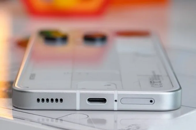 So sánh Nothing Phone (3) và iQOO 13 về pin sạc