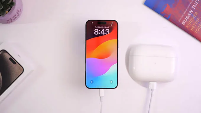 Dùng iPhone 15 Pro Max sạc ngược