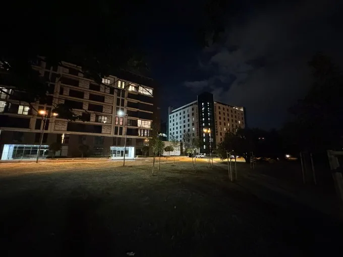 Ảnh chụp góc rộng ban đêm khi không bật Night Mode
