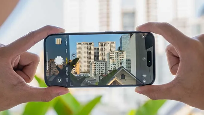 Camera telephoto iPhone 15 Plus với khả năng thu phóng lên đến 2x