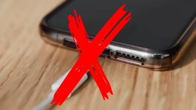 Đảm bảo Galaxy S24 khô ráo hoàn toàn trước khi sạc pin