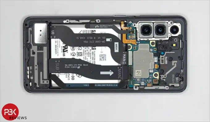Cách sắp xếp linh kiện Galaxy S21 5G rất gọn gàng, hợp lý và dễ dàng tháo lắp.