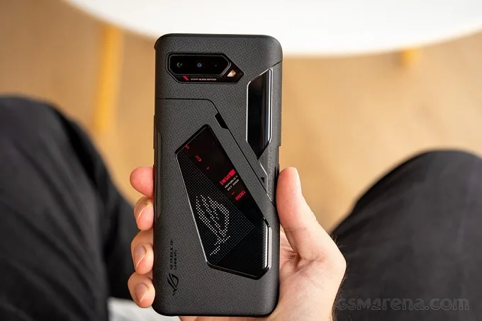 ROG Phone 5 sẽ đi kèm chiếc ốp cùng tông màu