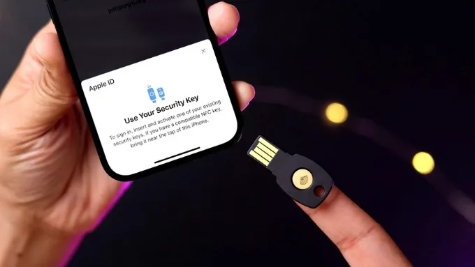Bảo vệ bằng khóa bảo mật vật lý