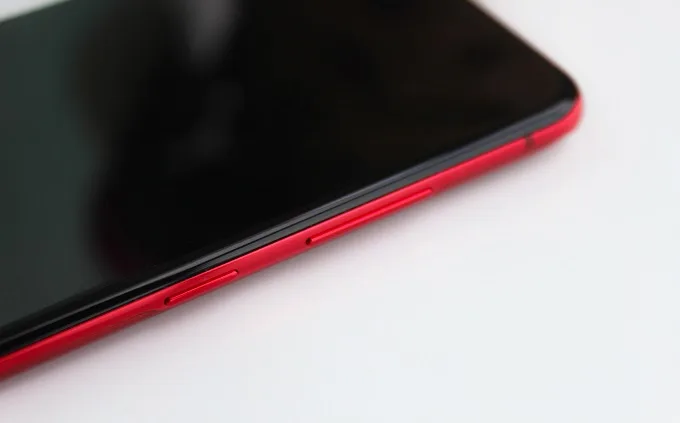 Galaxy S20+ 5G được trang bị cụm phím vật lý ở cạnh bên góc phái của máy