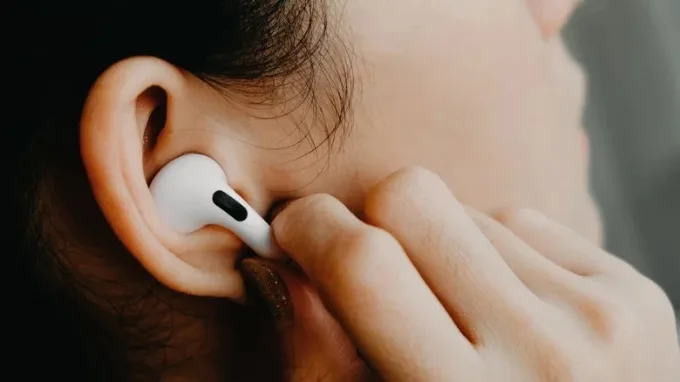 Tính năng “Giữ âm thanh trong tai nghe” giúp duy trì phát nhạc trên AirPods