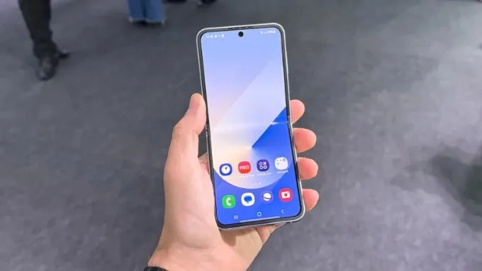 Màn hình chính của Galaxy Z Flip 6