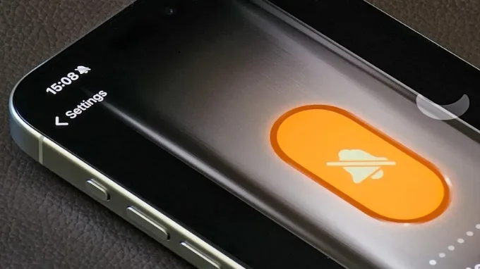 Bật chế độ Im lặng bằng Action Button trên iPhone 15 Pro và iPhone 16