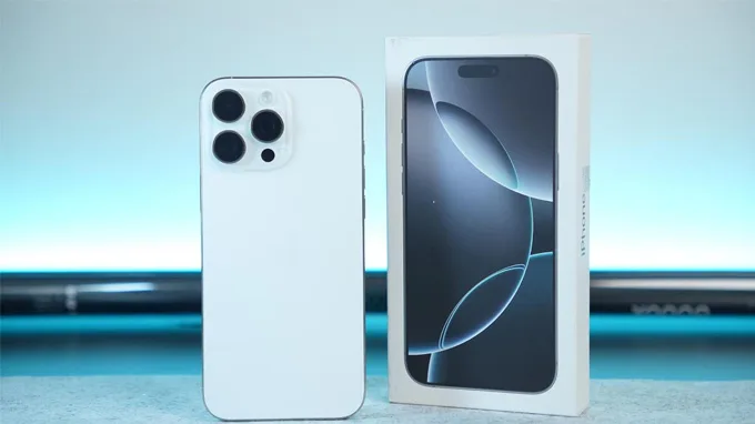 iPhone 16 Pro Max màu trắng sang trọng nhờ ánh kim loại nhám