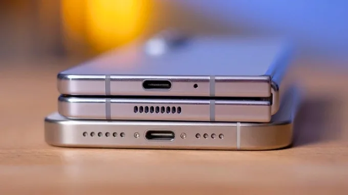 Cổng sạc trên iPhone 15 Pro Max và Galaxy Z Fold 5