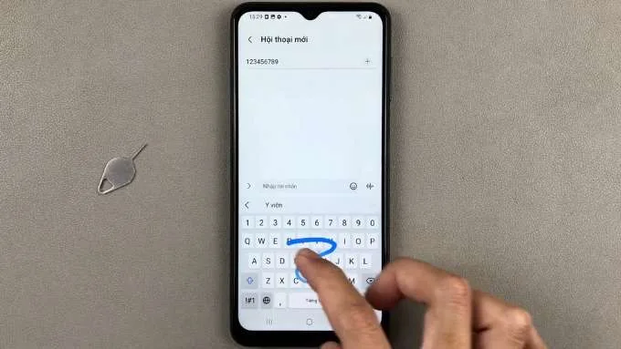 Sử dụng phím tắt trên Android và vuốt trên phím cách để di chuyển con trỏ