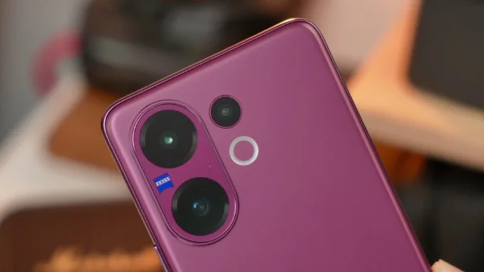 Cả hai thiết bị đều mang trên mình ống kính danh tiếng từ ZEISS với camera chính 50MP
