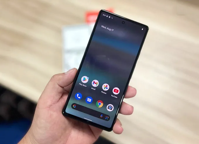 Mặt trước Google Pixel 6a được trang bị màn hình đục lỗ cùng tấm nền OLED 6.1 inch