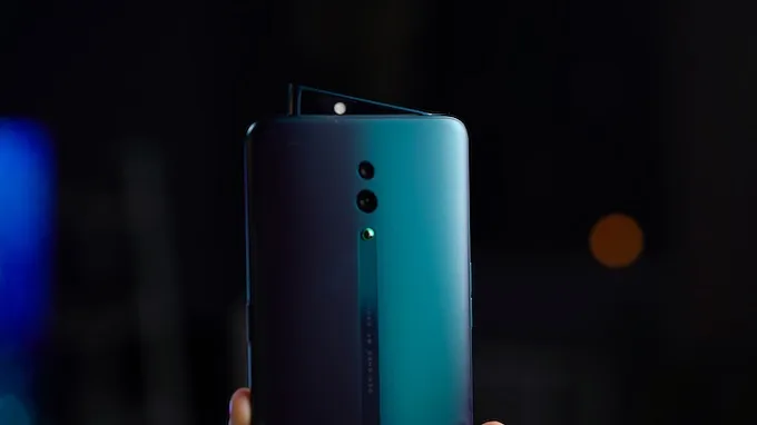 Oppo Reno có cụm camera selfie độc đáo