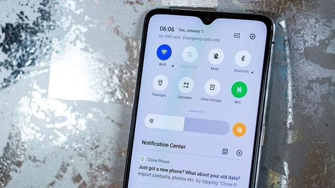 Màn hình Realme với phần nốt ruồi chứa camera selfie