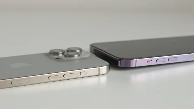 Nút Action trên iPhone 15 Pro Max (trái) và nút gạt tắt âm trên iPhone 14 Pro Max (phải)