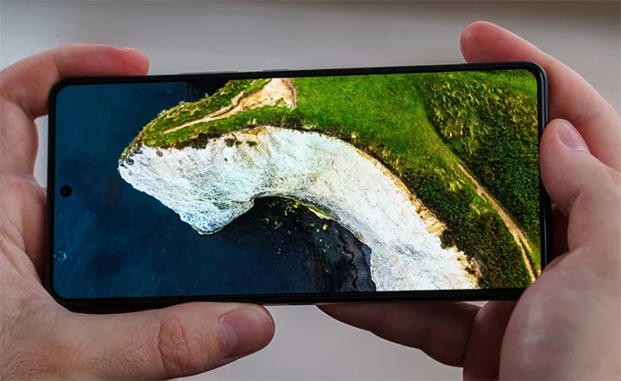 Cả hai điện thoại đều có màn hình AMOLED 6,8 inch