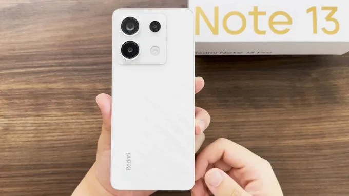 Mặt lưng kính nhám của Redmi Note 13 Pro