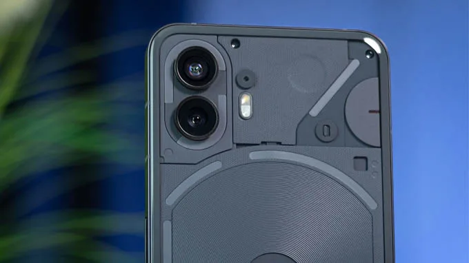 Nothing Phone (2) được trang cụm camera kép ở phía sau