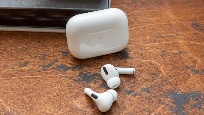 AirPods Pro thế hệ đầu lại sở hữu một thiết kế nhỏ gọn, đầy tinh tế