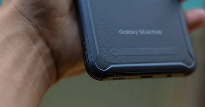 tren-tay-nhanh-galaxy-s8-active-cung-cap-thu-hut-anh-nhin4
