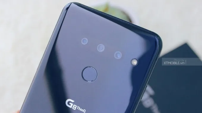 Cụm camera chính liền lạc nằm dưới kính cường lực