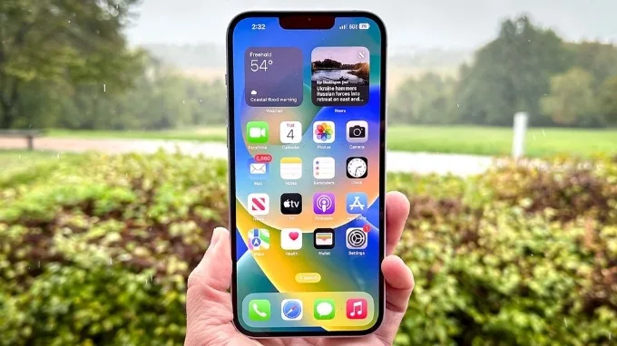 Không gian hiển thị rộng rãi trên iPhone 14 Plus