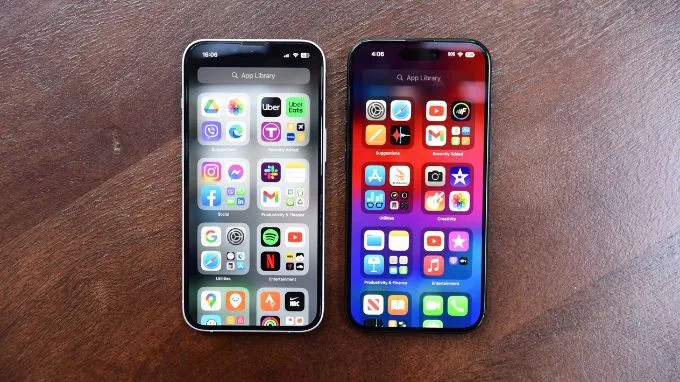 Màn hình iPhone 14 (trái) và iPhone 15 (phải)