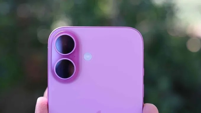 iPhone 16 sở hữu hệ thống camera kép gồm camera chính 48MP (cho khả năng zoom 2x bằng crop cảm biến)