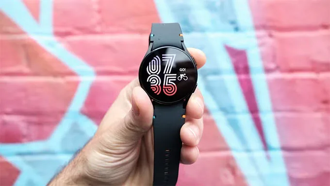 Về ngoại hình Galaxy Watch FE được lấy cảm hứng từ các mẫu trước đó