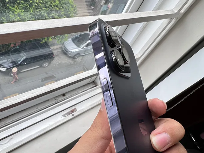 Khung viền bên phải của iPhone 14 Pro Max chỉ có nút nguồn