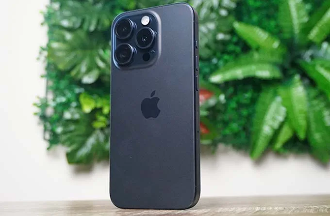 iPhone 15 Pro Max màu Titan Xanh phù hợp với những người mệnh Thủy và Hỏa