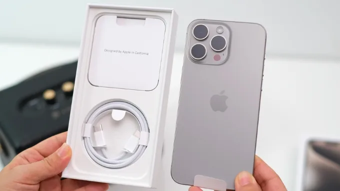 Các phụ kiện đi kèm bên trong hộp iPhone 15 Pro Max