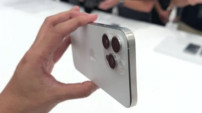 Flagship 2023 đã được Apple bo cong các cạnh viền